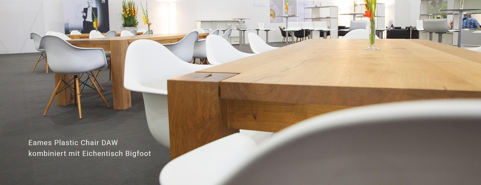 Eames Plastic Chair kombiniert mit Eichentisch Bigfoot - bei BLOW-OUT